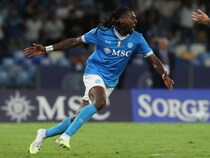 Last-Gasp Andre-Frank Anguissa Fires Napoli Past Cagliari, Roma Keep Pace