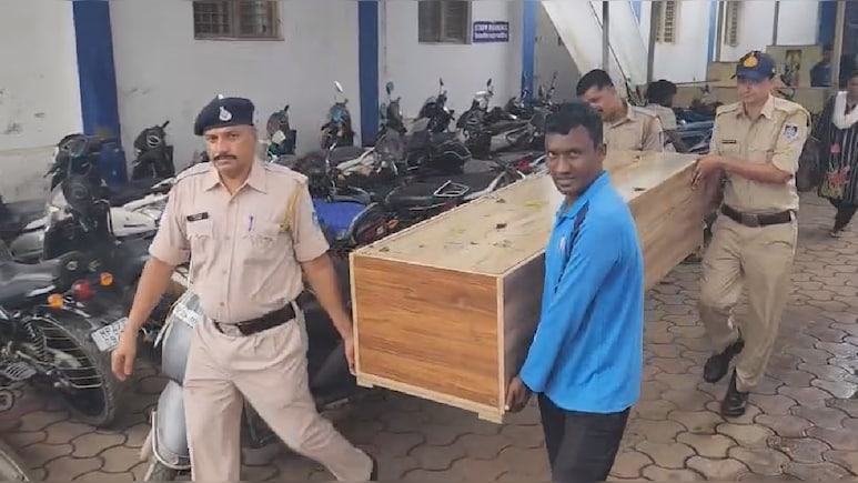 MP News: चैन की नींद सो रहा था हेड कांस्टेबल, अचानक सांप ने काटा और हुई मौत... जानें - पूरा मामला MP News: चैन की नींद सो रहा था हेड कांस्टेबल, अचानक सांप ने काटा और हुई मौत... जानें - पूरा मामला