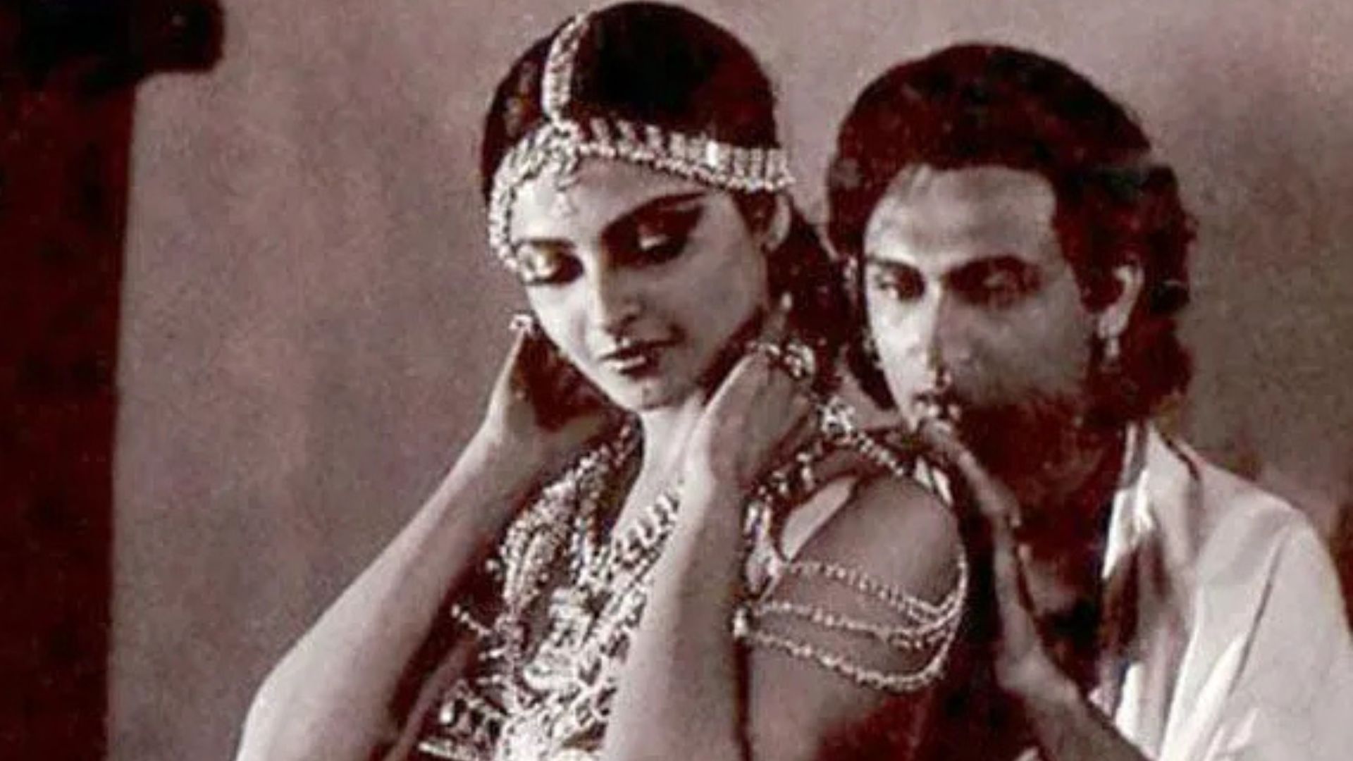 Shekhar Suman Thanks "Prima Donna" Rekha For Starring Opposite Him In <i>Utsav</i> When He Was "A Rank Newcomer"