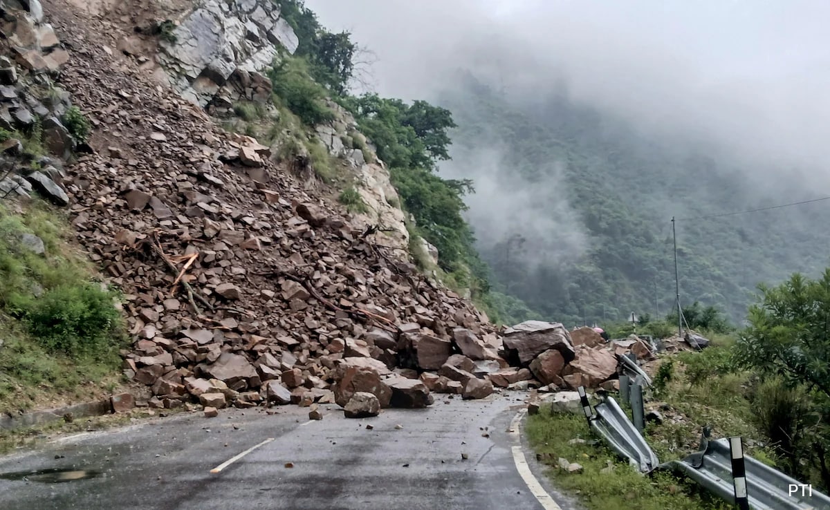 помощ и спасителни усилия продължават в Харсил и Дхарали на
