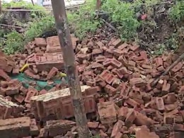 दिल्ली में भारी बारिश के चलते गिरी बाउंड्री वॉल, 7 लोगों की हुई मौत, एक घायल दिल्ली में भारी बारिश के चलते गिरी बाउंड्री वॉल, 7 लोगों की हुई मौत, एक घायल