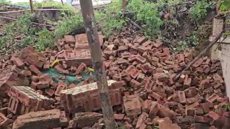 दिल्ली में भारी बारिश के चलते गिरी बाउंड्री वॉल, 7 लोगों की हुई मौत, एक घायल दिल्ली में भारी बारिश के चलते गिरी बाउंड्री वॉल, 7 लोगों की हुई मौत, एक घायल