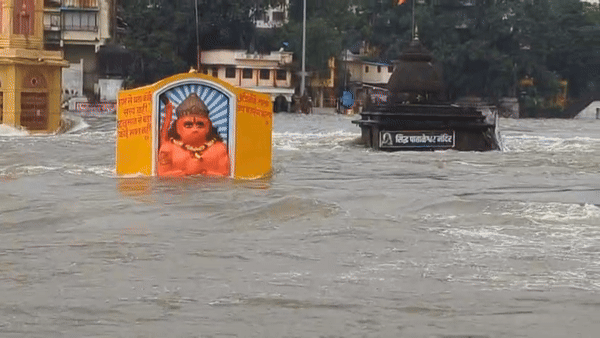 नासिक में गोदावरी नदी का रौद्र रूप, बाढ़ की वजह से पानी में डूबा बजरंगबली का मंदिर
