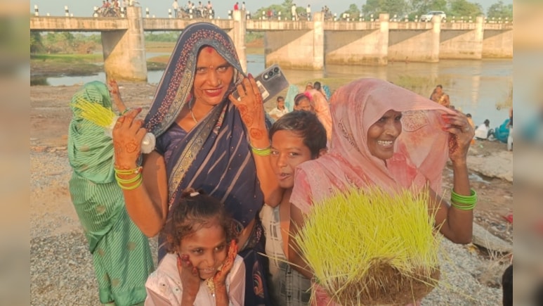 Dholpur: रक्षाबंधन के दूसरे दिन मनाया जाता है भुजरियां पर्व, मांगलिक गीतों के साथ भुजरियां का विसर्जन हुआ Dholpur: रक्षाबंधन के दूसरे दिन मनाया जाता है भुजरियां पर्व, मांगलिक गीतों के साथ भुजरियां का विसर्जन हुआ