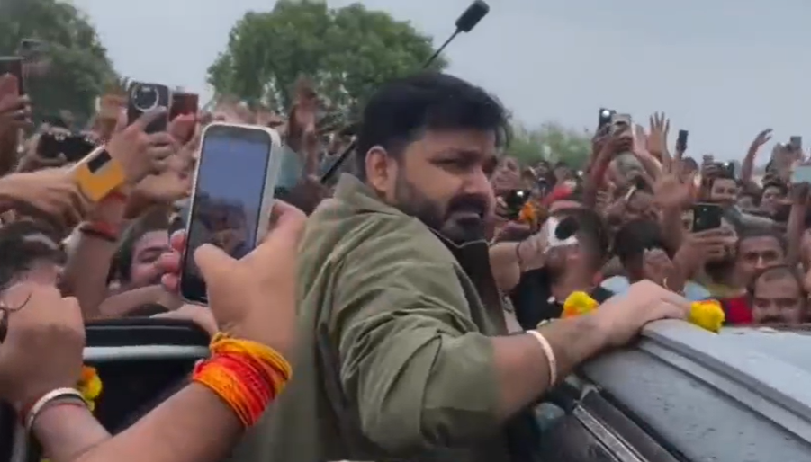 पवन सिंह की झलक पाने को बाढ़ प्रभावित इलाके में उमड़ा हुजूम, गाड़ी से बाहर कदम भी ना रख पाए