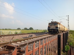 इंटरसिटी से नीचे गिरा यात्री, घायल को लाने के लिए तीन किमी बैक हुई ट्रेन  इंटरसिटी से नीचे गिरा यात्री, घायल को लाने के लिए तीन किमी बैक हुई ट्रेन