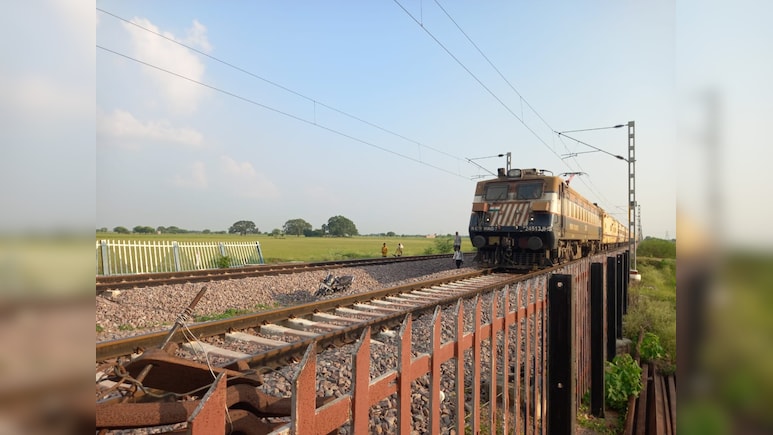 इंटरसिटी से नीचे गिरा यात्री, घायल को लाने के लिए तीन किमी बैक हुई ट्रेन इंटरसिटी से नीचे गिरा यात्री, घायल को लाने के लिए तीन किमी बैक हुई ट्रेन