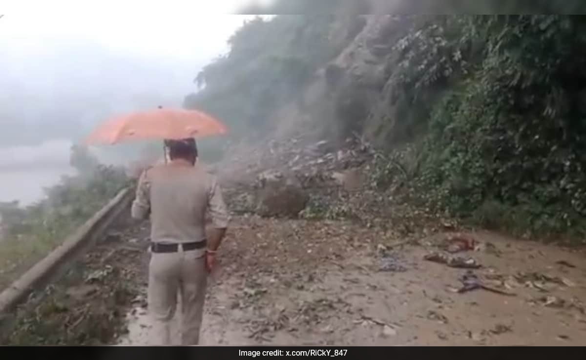 Масивна свлачище удари националната магистрала Чандигарх Манали близо до язовир Пандо