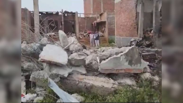 लखनऊ में अवैध पटाखा फैक्ट्री में विस्फोट, इमारत तबाह, कई घायल लखनऊ में अवैध पटाखा फैक्ट्री में विस्फोट, इमारत तबाह, कई घायल