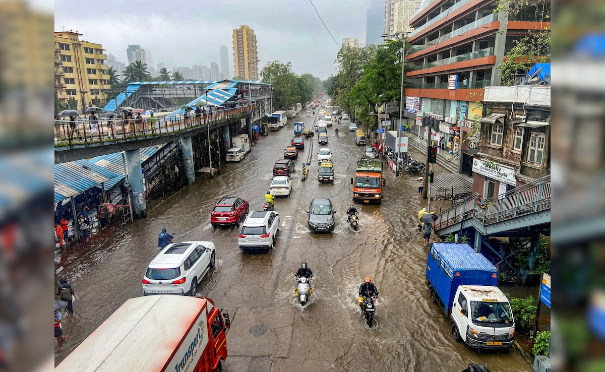 Roads in several areas of the city got inundated after the heavy downpour for the third consecutive day. Roads in several areas of the city got inundated after the heavy downpour for the third consecutive day.