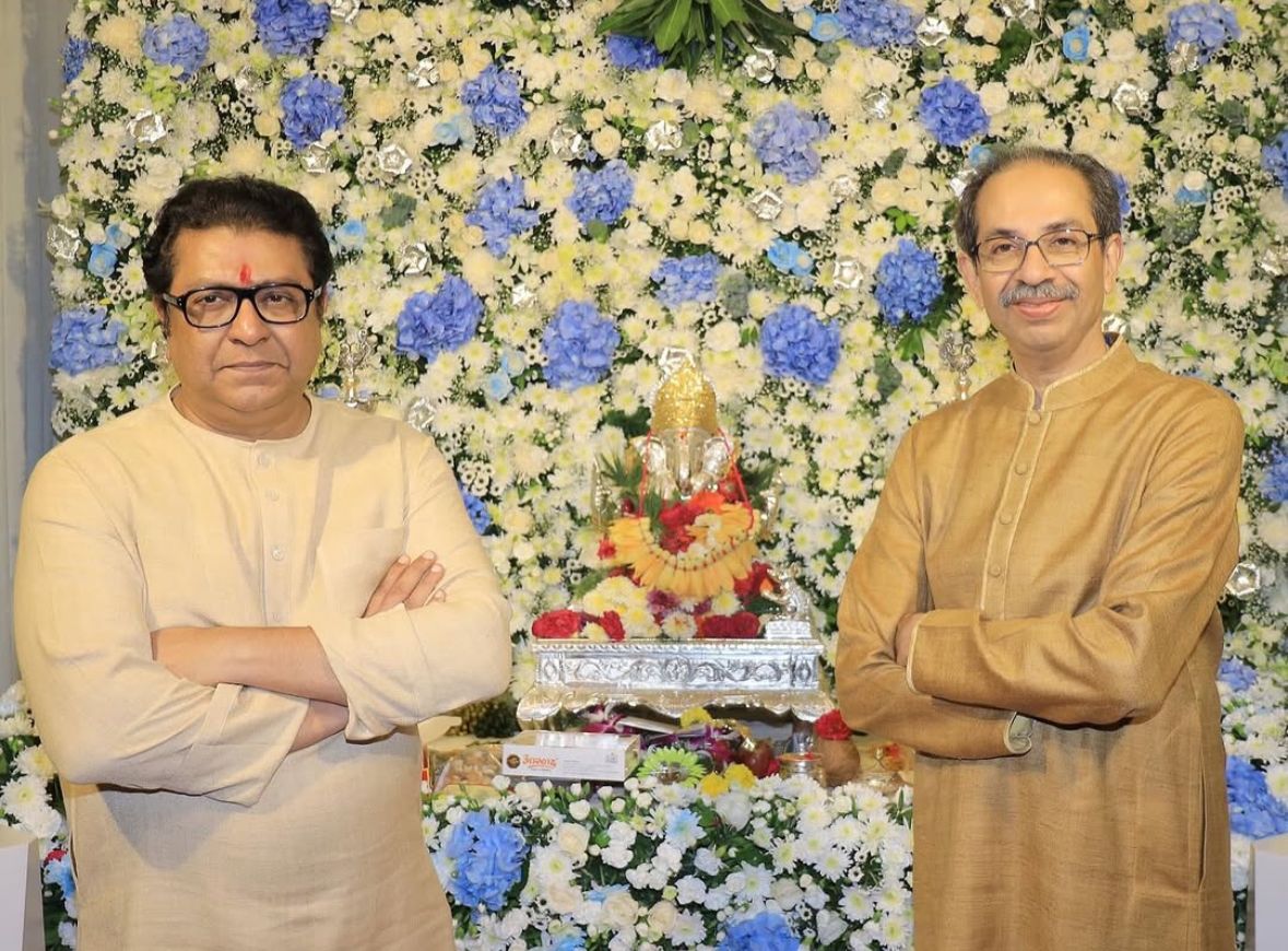 राज ठाकरे के घर बप्पा के दर्शन को पहुंचे उद्धव, बेटा-पत्नी भी साथ' कुछ तो पक रहा है!