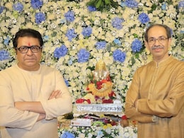 राज ठाकरे के घर बप्पा के दर्शन को पहुंचे उद्धव, बेटा-पत्नी भी साथ' कुछ तो पक रहा है! राज ठाकरे के घर बप्पा के दर्शन को पहुंचे उद्धव, बेटा-पत्नी भी साथ' कुछ तो पक रहा है!