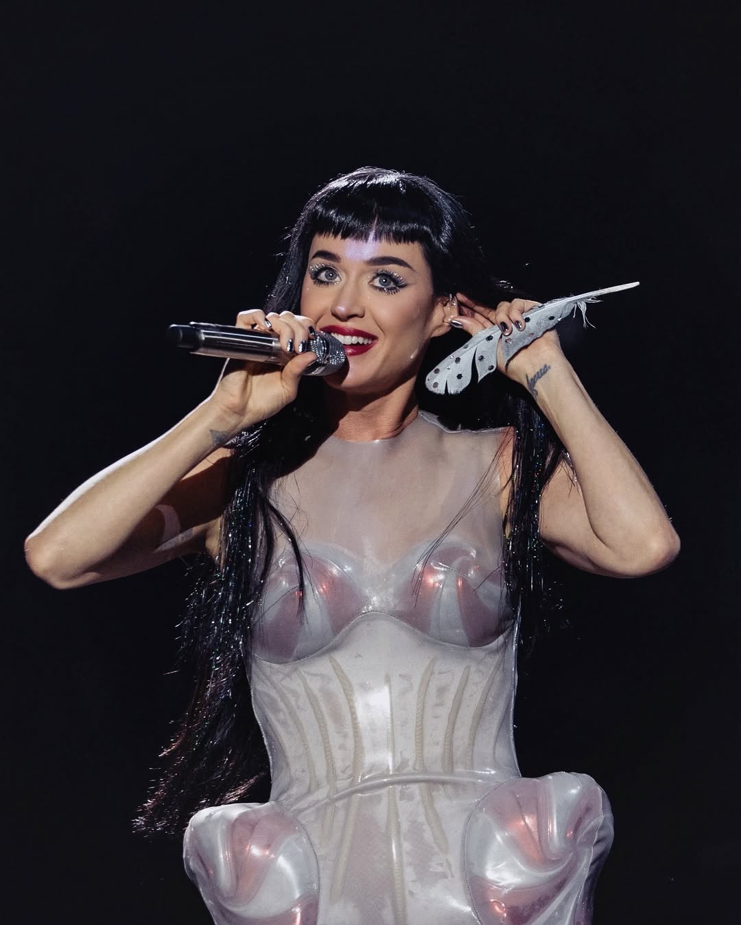 Katy Perry Halts Lifetimes Tour Concert Midway After Fan Collapses On Stage