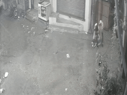 VIDEO: दिल्ली में गला घोंटू गैंग ने शख्स का गला दबाया और छीन लिया सामान