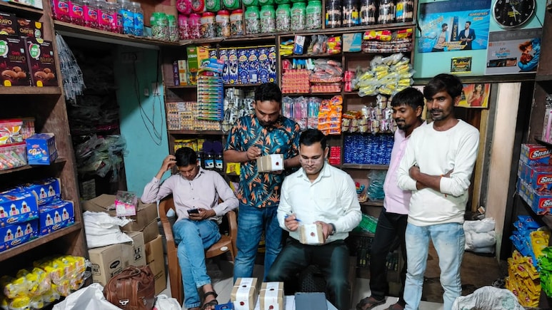 Bemetra: किराने की दुकान की आड़ में दवाइयों की बिक्री, बिना लाइसेंस किया भंडारण, 16887 रुपये की दवाई जब्त Bemetra: किराने की दुकान की आड़ में दवाइयों की बिक्री, बिना लाइसेंस किया भंडारण, 16887 रुपये की दवाई जब्त