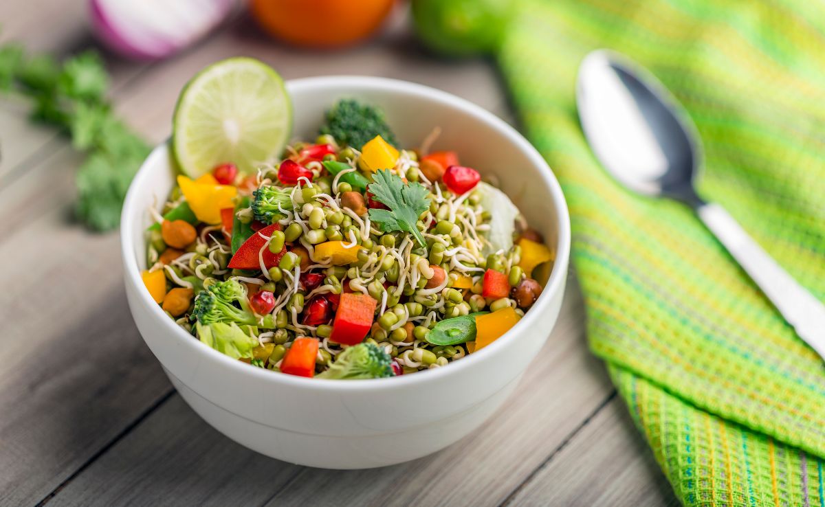 एक मुट्ठी Sprouts रोज खाएंगे तो शरीर में जमी चर्बी मक्खन की तरह लगेगी पिघलने