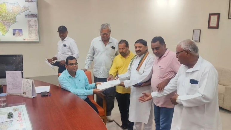 डूंगरपुर जिला परिषद उपचुनाव: कांग्रेस प्रत्याशी सुरेश भोई ने भरा नामांकन, जीत का किया दावा