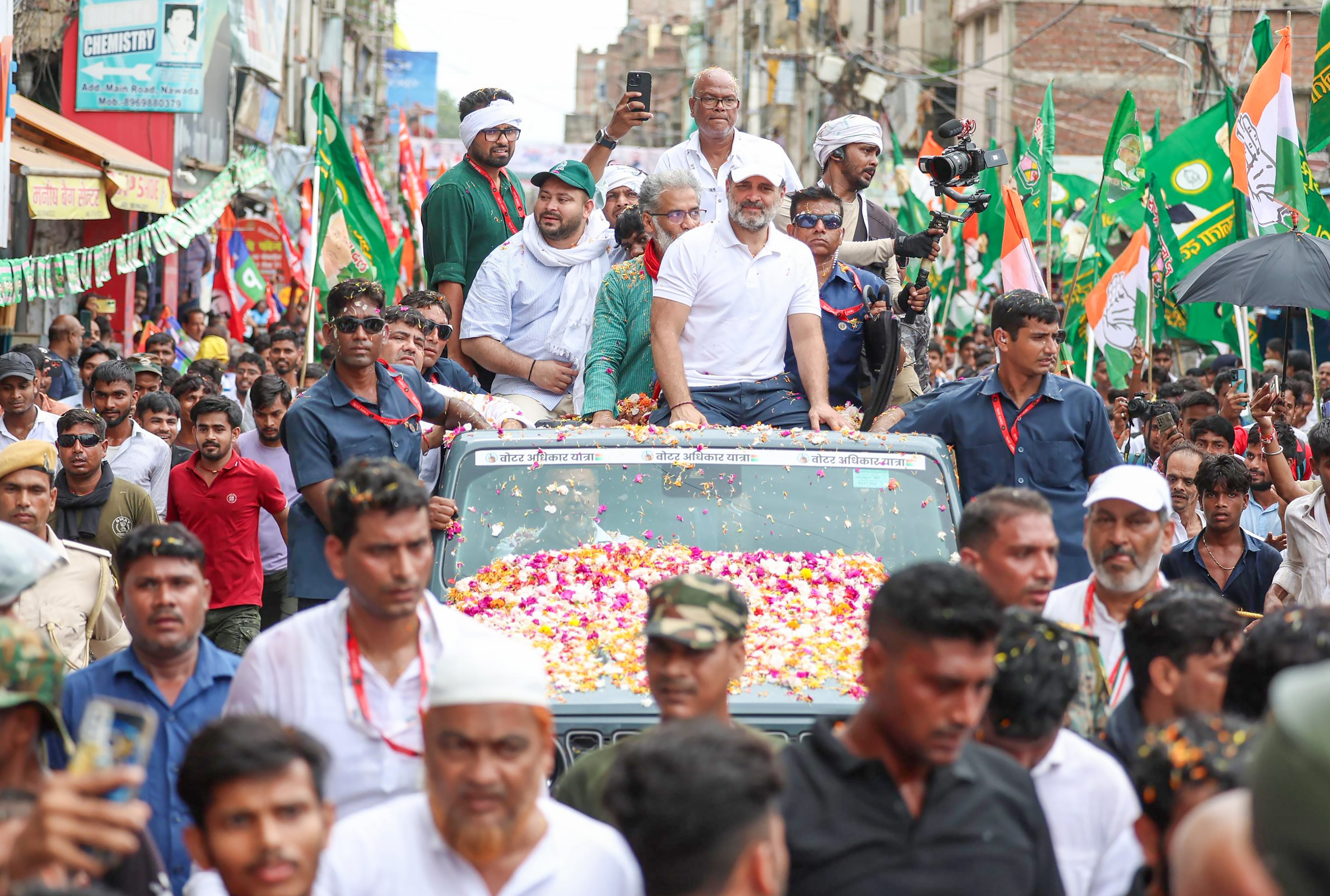 बिहार में वोटर अधिकार यात्रा के दौरान हादसा, राहुल गांधी की गाड़ी के नीचे आया जवान