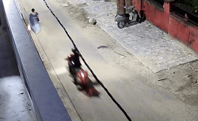 Rajasthan: जयपुर में बाइकर्स का आतंक, दो महिलाओं को बनाया निशाना, CCTV में कैद वारदात