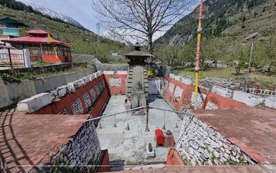 मंदिर के आस-पास खुदाई कर शिवलिंग तक आने-जाने का रास्ता बनाया गया था. मंदिर के आस-पास खुदाई कर शिवलिंग तक आने-जाने का रास्ता बनाया गया था.