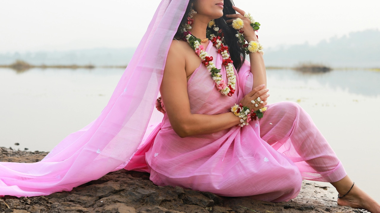 How To Wear A Net Saree Without Tangling Or Snagging It