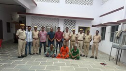 Rajasthan: पुलिस ने आरोपियों का महिलाओं के वेश में कराया परेड, ठगी के बाद बचने के लिए बन जाते थे औरत
