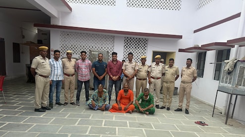 Rajasthan: पुलिस ने आरोपियों का महिलाओं के वेश में कराया परेड, ठगी के बाद बचने के लिए बन जाते थे औरत