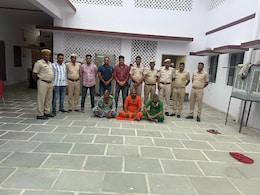 Rajasthan: पुलिस ने आरोपियों का महिलाओं के वेश में कराया परेड, ठगी के बाद बचने के लिए बन जाते थे औरत Rajasthan: पुलिस ने आरोपियों का महिलाओं के वेश में कराया परेड, ठगी के बाद बचने के लिए बन जाते थे औरत
