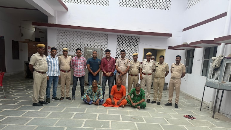 Rajasthan: पुलिस ने आरोपियों का महिलाओं के वेश में कराया परेड, ठगी के बाद बचने के लिए बन जाते थे औरत Rajasthan: पुलिस ने आरोपियों का महिलाओं के वेश में कराया परेड, ठगी के बाद बचने के लिए बन जाते थे औरत
