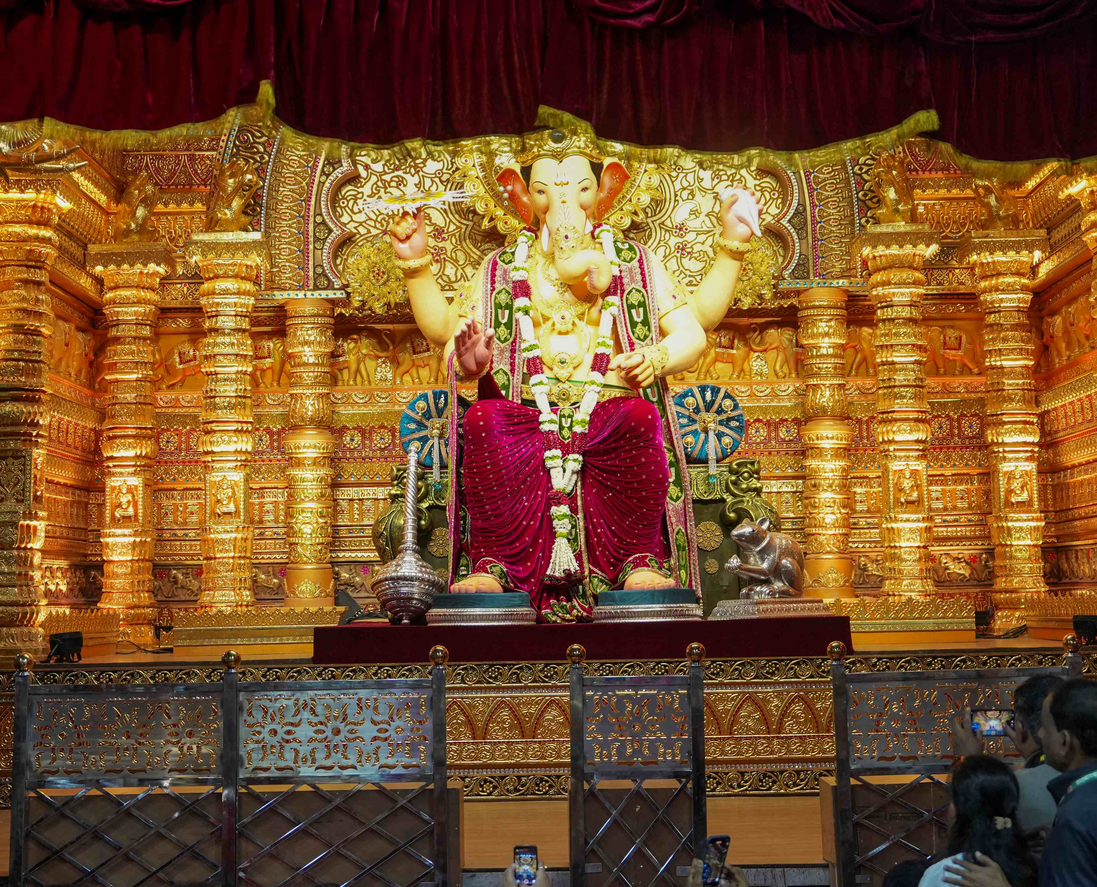 हाथ में चक्र, सिर पर मुकुट और बैंगनी धोती... तस्वीरों में देखिए मुंबई में लालबागचा राजा की पहली झलक