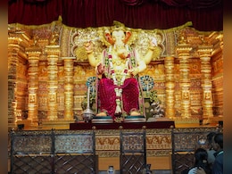 हाथ में चक्र, सिर पर मुकुट और बैंगनी धोती... तस्वीरों में देखिए मुंबई में लालबागचा राजा की पहली झलक हाथ में चक्र, सिर पर मुकुट और बैंगनी धोती... तस्वीरों में देखिए मुंबई में लालबागचा राजा की पहली झलक