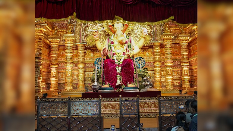 हाथ में चक्र, सिर पर मुकुट और बैंगनी धोती... तस्वीरों में देखिए मुंबई में लालबागचा राजा की पहली झलक हाथ में चक्र, सिर पर मुकुट और बैंगनी धोती... तस्वीरों में देखिए मुंबई में लालबागचा राजा की पहली झलक