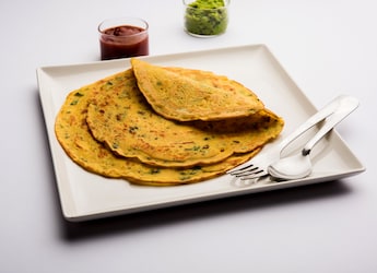 Moong Dal Cheela Or Besan Cheela: Which Is Better For Weight Loss Diet?