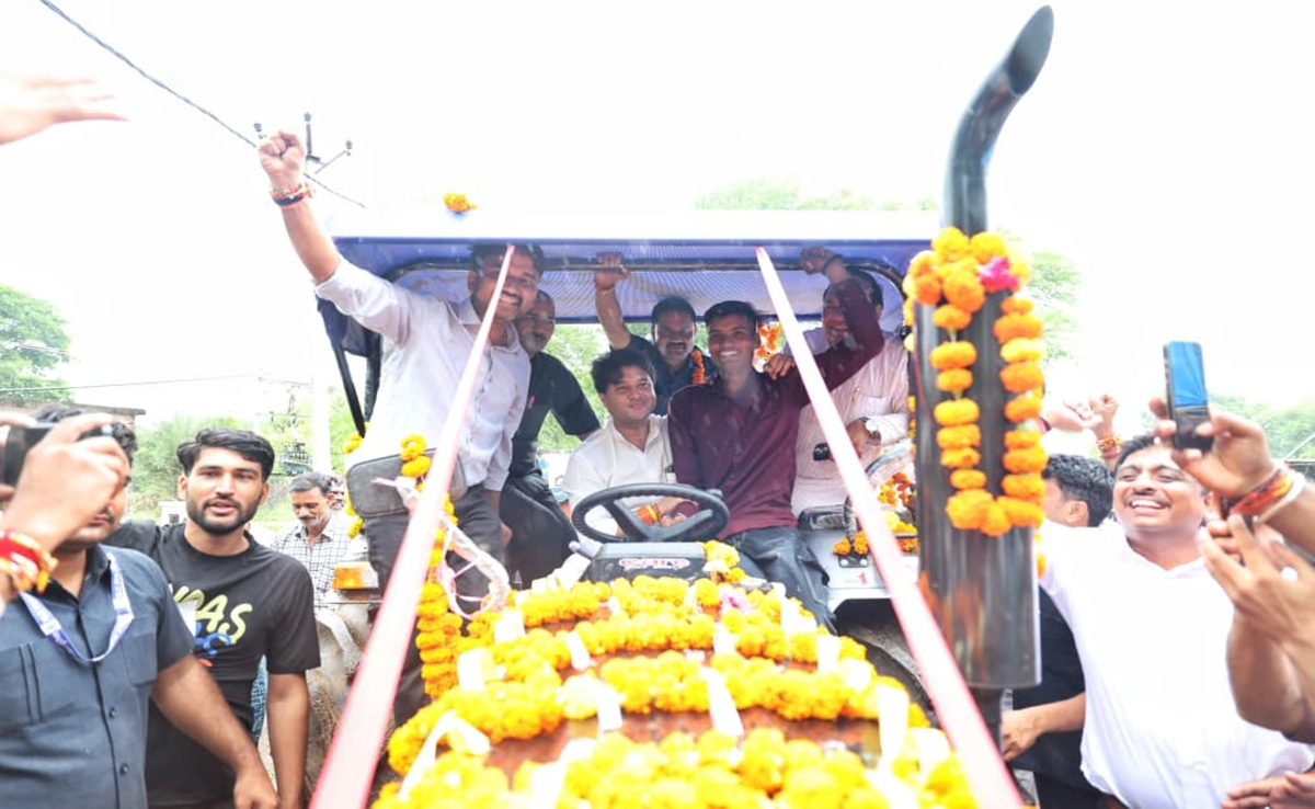 Bravery: साहस को सलाम! सिंधिया ने निभाया वादा, 12 घंटे में ही Gift किया ट्रैक्टर; कहा- अब यह मेरा भी बेटा