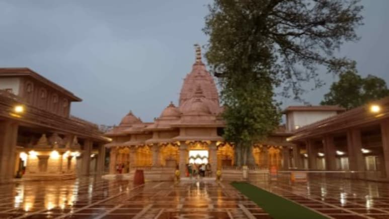 कोराडी महालक्ष्मी जगदम्बा माता मंदिर मार्ग पर हुआ हादसा, सब सुरक्षित, जानिए मंदिर की मान्यता कोराडी महालक्ष्मी जगदम्बा माता मंदिर मार्ग पर हुआ हादसा, सब सुरक्षित, जानिए मंदिर की मान्यता