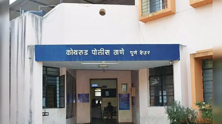 Pune Crime: 'तुम्ही लेस्बियन, पुरुषांसोबत झोपता', कोथरुड पोलिसांकडून मुलींच्या छळाचा आरोप; प्रकरण काय? Pune Crime: 'तुम्ही लेस्बियन, पुरुषांसोबत झोपता', कोथरुड पोलिसांकडून मुलींच्या छळाचा आरोप; प्रकरण काय?