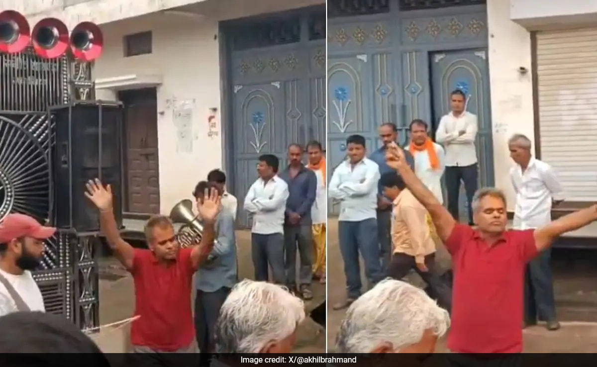 мъж в Мандзавър Мадхя Прадеш танцува със сълзи в очите