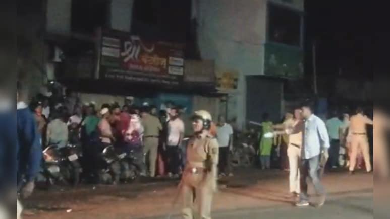 Kolhapur Crime: कोल्हापुरमध्ये दोन गट भिडले! तुफान राडा अन् दगडफेक; नेमकं काय घडलं? Kolhapur Crime: कोल्हापुरमध्ये दोन गट भिडले! तुफान राडा अन् दगडफेक; नेमकं काय घडलं?