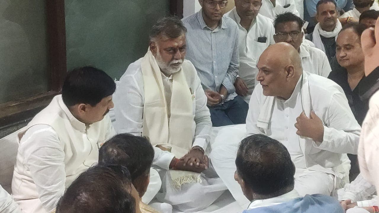 सीएम डॉ. मोहन यादव समेत कई नेता पहुंचे अशोक सिंह के घर सीएम डॉ. मोहन यादव समेत कई नेता पहुंचे अशोक सिंह के घर