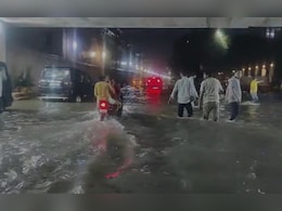 1 घंटे की बारिश से लबालब हुआ लखनऊ, डूबी कारें, VVIP कॉलोनियों में घुसा पानी