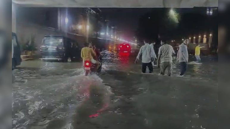 1 घंटे की बारिश से लबालब हुआ लखनऊ, डूबी कारें, VVIP कॉलोनियों में घुसा पानी 1 घंटे की बारिश से लबालब हुआ लखनऊ, डूबी कारें, VVIP कॉलोनियों में घुसा पानी