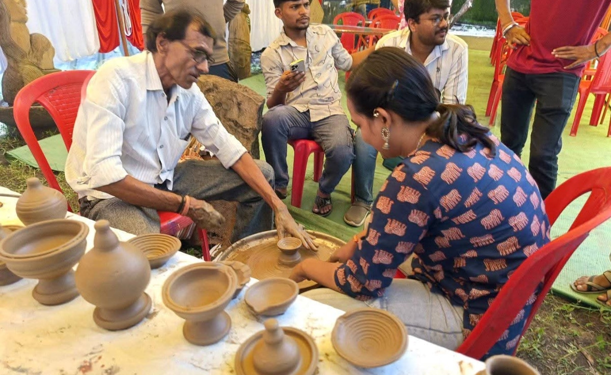 कार्यक्रम में आए अतिथियों ने मिट्टी के चाक पर बर्तन बनाने पर भी हाथ आजमाए. कार्यक्रम में आए अतिथियों ने मिट्टी के चाक पर बर्तन बनाने पर भी हाथ आजमाए.