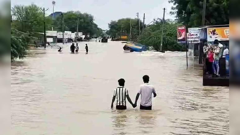 राजस्थान में भारी बारिश का कहर, सुरवाल डैम ओवरफ्लो से जड़ावता गांव में तबाही राजस्थान में भारी बारिश का कहर, सुरवाल डैम ओवरफ्लो से जड़ावता गांव में तबाही