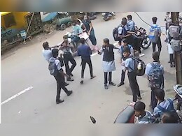 धार में स्कूल के बाहर छात्र पर बेल्ट और घूंसे से हमला, पूरी घटना CCTV में कैद.. धार में स्कूल के बाहर छात्र पर बेल्ट और घूंसे से हमला, पूरी घटना CCTV में कैद..