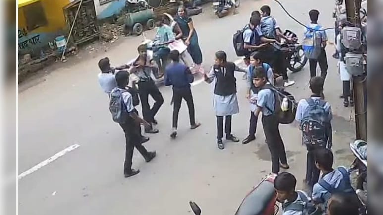 धार में स्कूल के बाहर छात्र पर बेल्ट और घूंसे से हमला, पूरी घटना CCTV में कैद.. धार में स्कूल के बाहर छात्र पर बेल्ट और घूंसे से हमला, पूरी घटना CCTV में कैद..