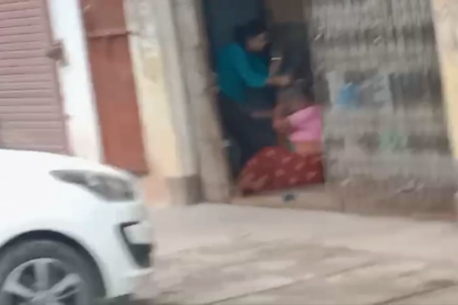 भरथना में बहू ने सास की बेरहमी से की पिटाई, पुलिस की जांच और कार्रवाई पर उठ रहे सवाल