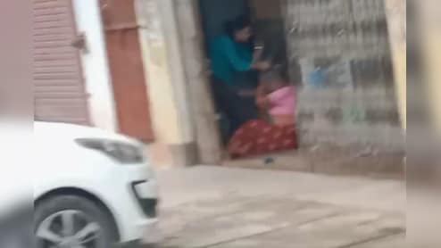 बेरहम बहू! सास के नोंचे बाल और तड़ातड़ जड़े थप्पड़, वीडियो सामने आया