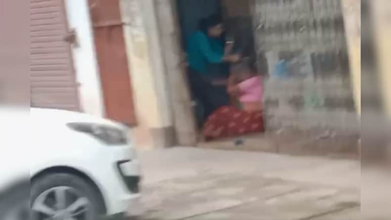 बेरहम बहू! सास के नोंचे बाल और तड़ातड़ जड़े थप्पड़, वीडियो सामने आया