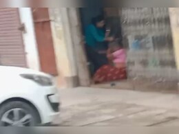 बेरहम बहू! सास के नोंचे बाल और तड़ातड़ जड़े थप्पड़, वीडियो सामने आया बेरहम बहू! सास के नोंचे बाल और तड़ातड़ जड़े थप्पड़, वीडियो सामने आया