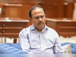 ट्रंप की टैरिफ वाली धमकियों के बीच पुतिन से मिलने मॉस्को पहुंचे अजित डोभाल, रूस ने अमेरिका को घेरा ट्रंप की टैरिफ वाली धमकियों के बीच पुतिन से मिलने मॉस्को पहुंचे अजित डोभाल, रूस ने अमेरिका को घेरा